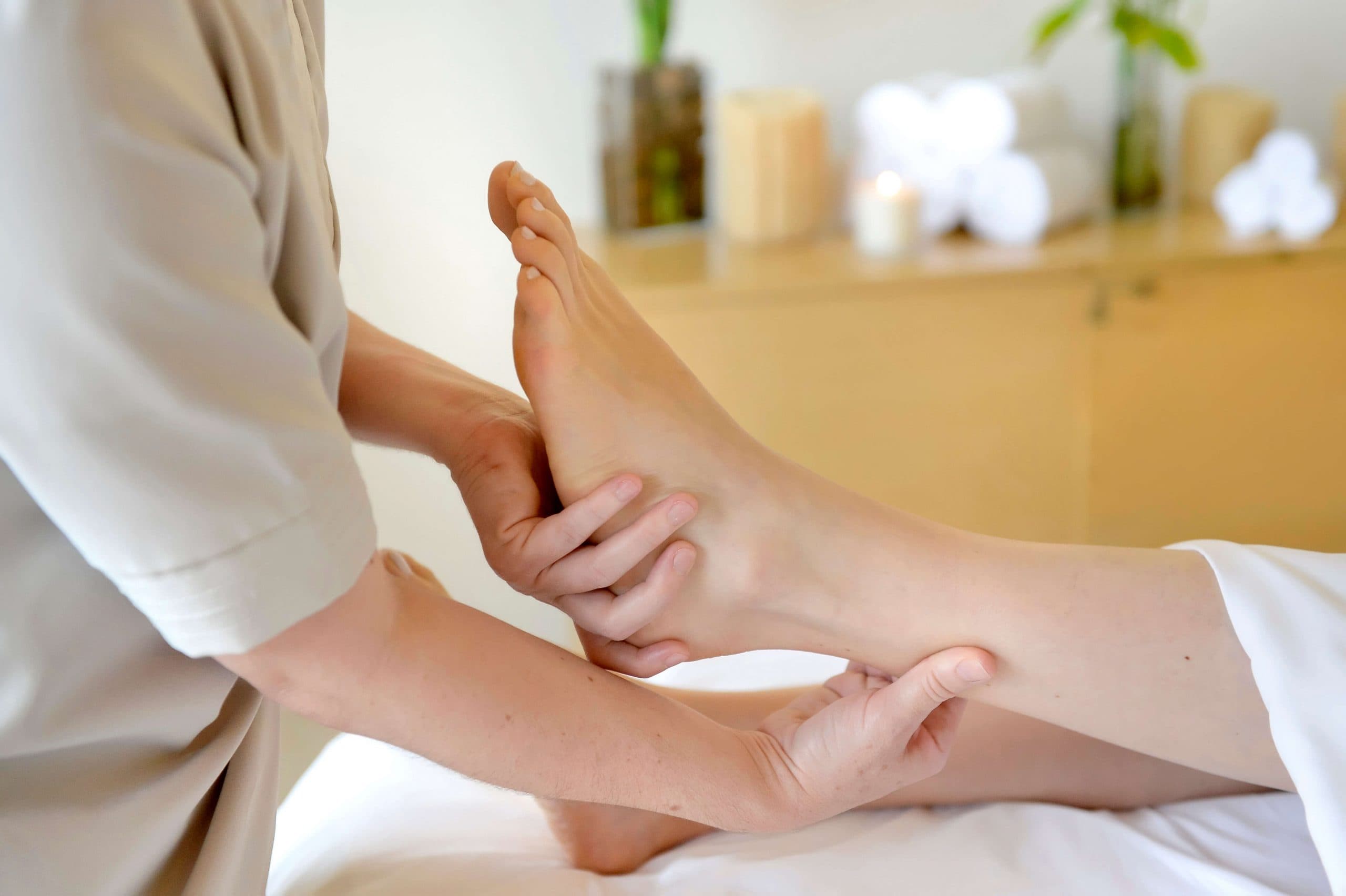 Sessão de reflexologia podal, massagem terapêutica nos pés